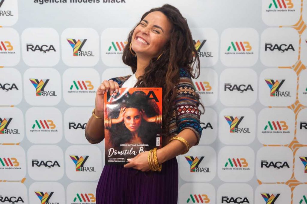 Domitila Barros em lançamento de sua capa na Revista Raça