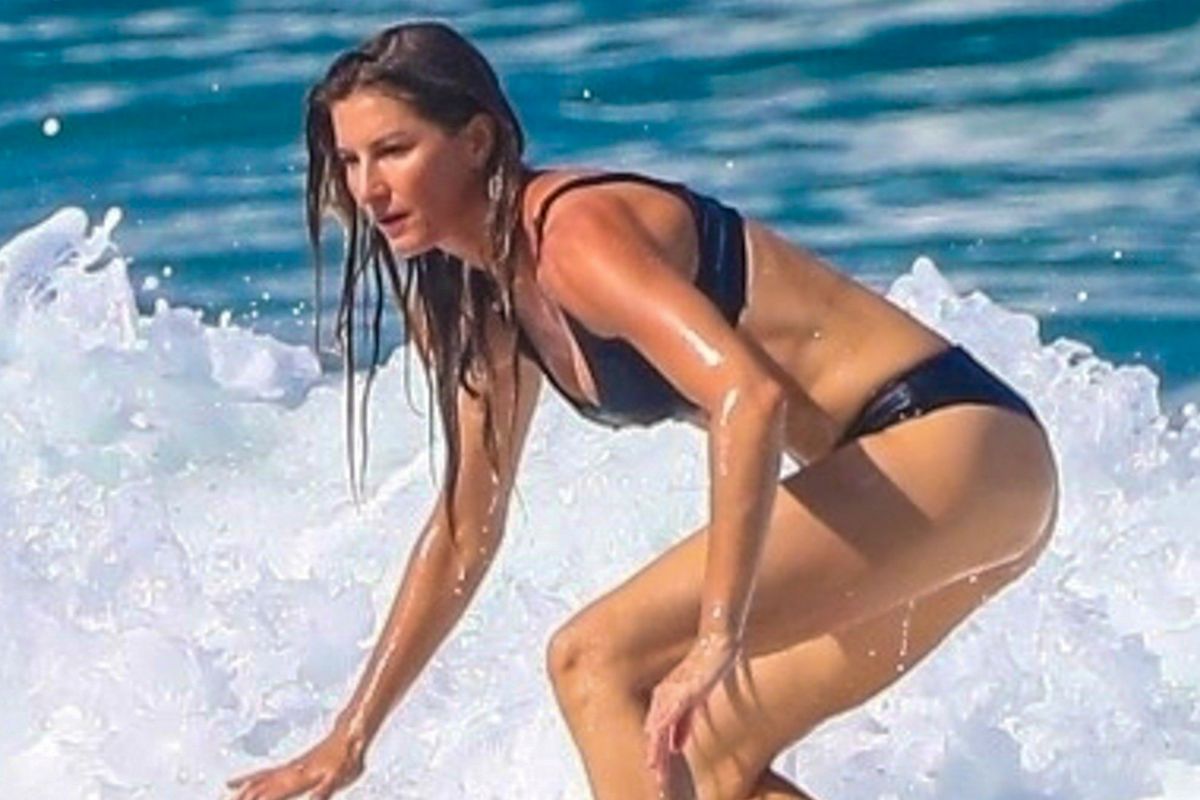 Gisele Bündchen surfa nas águas da Costa Rica
