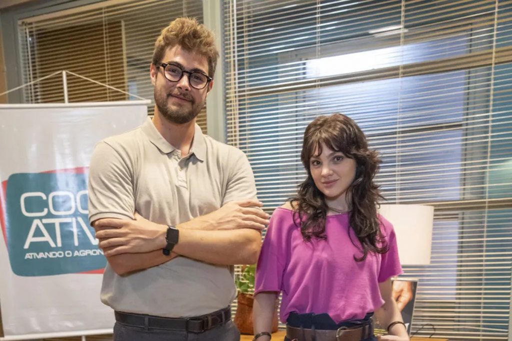 Hélio (Rafael Vitti) e Petra (Débora Ozório) em Terra e Paixão