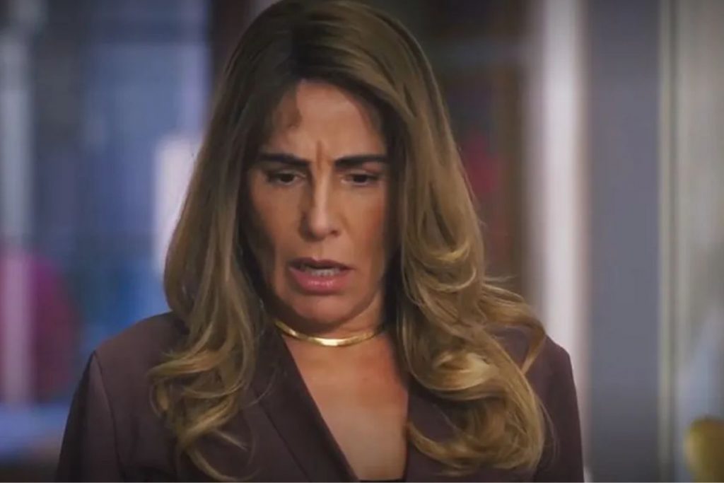 Irene (Gloria Pires) faz cara de susto com a cobra que ela mesmo enviou a Berenice (Thati Lopes)