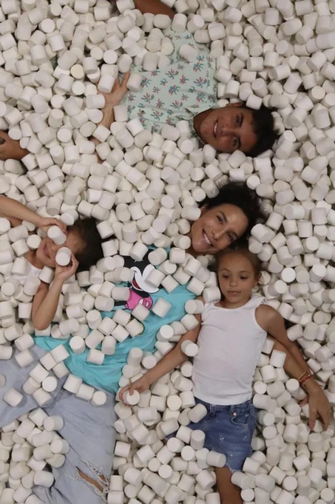 Ivete Sangalo e filhos na piscina de bolinhas