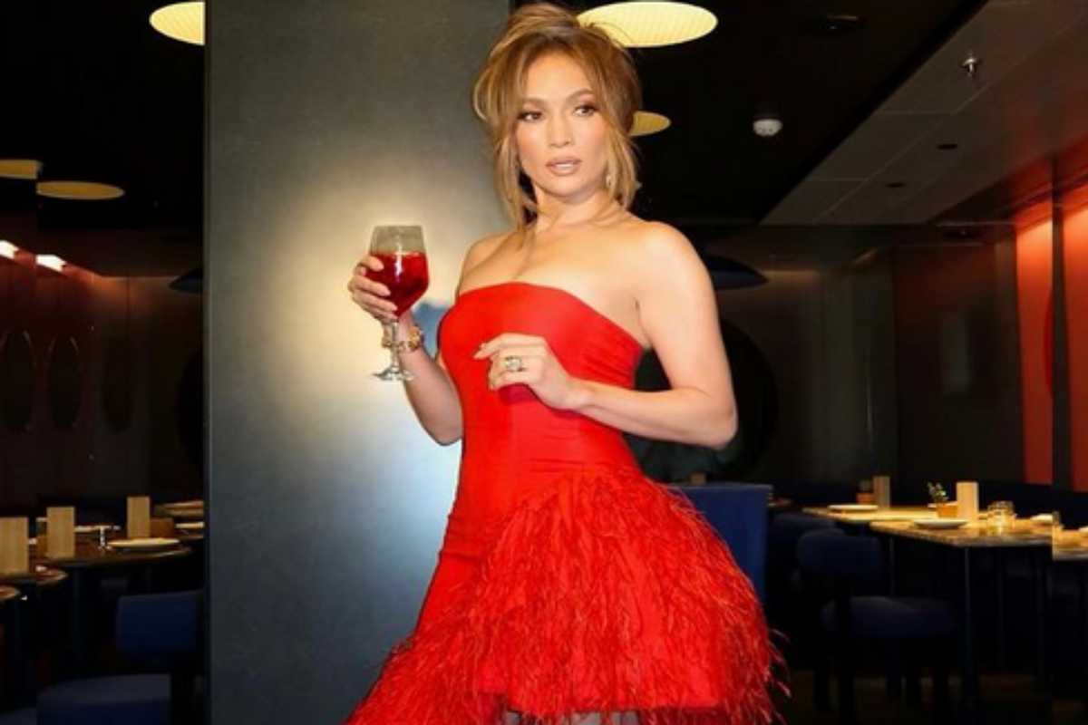 Jennifer Lopez com sua bebida Delola nas mãos