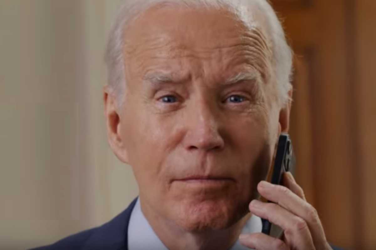 Joe Biden ao telefone