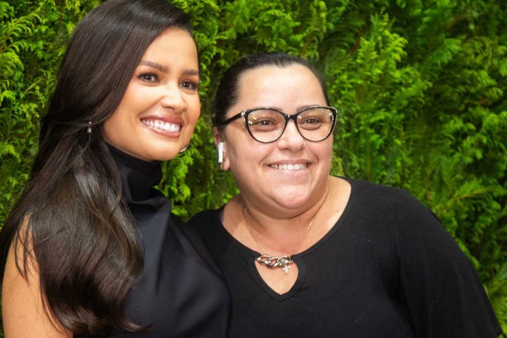 Juliette Freire sorridente com fãs e de look preto na Eletrolar Show