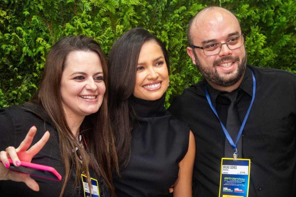 Juliette Freire sorridente com fãs e de look preto na Eletrolar Show