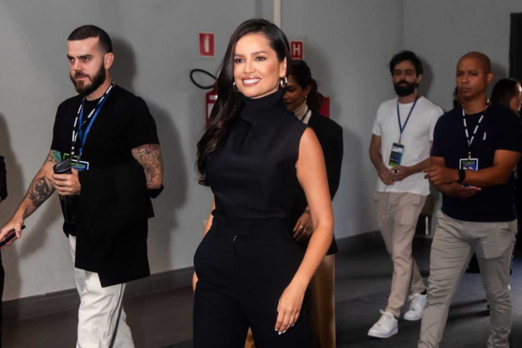 Juliette Freire sorridente com look preto na Eletrolar Show