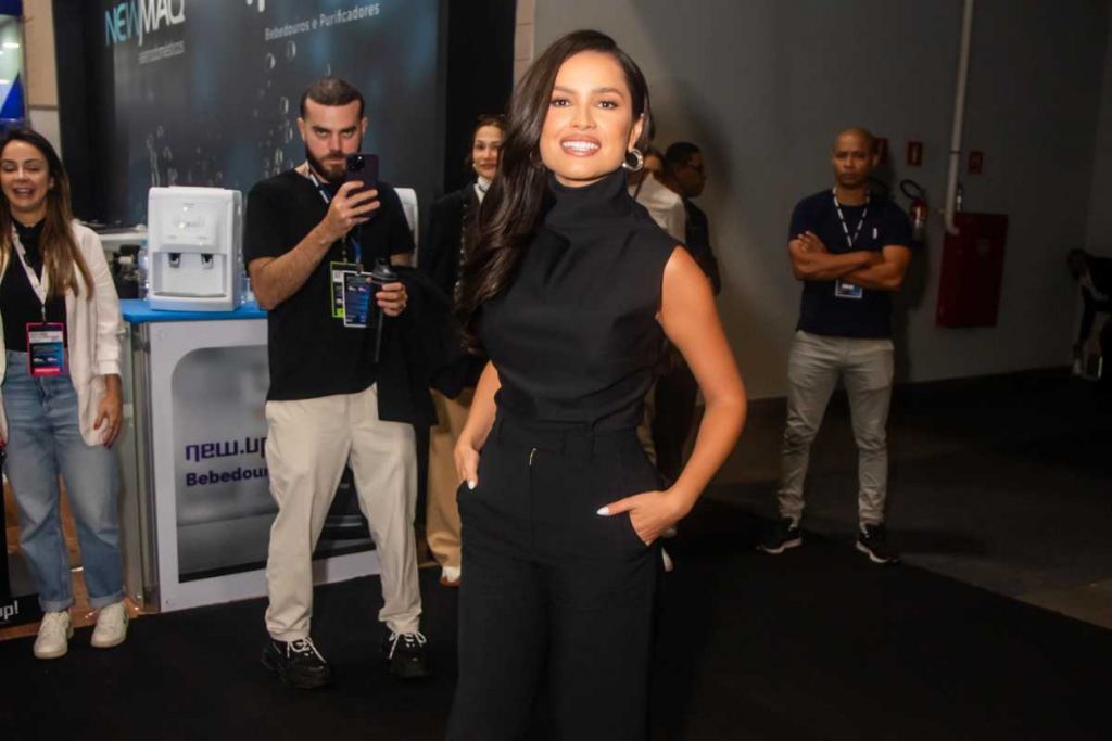 Juliette Freire sorridente com look preto na Eletrolar Show