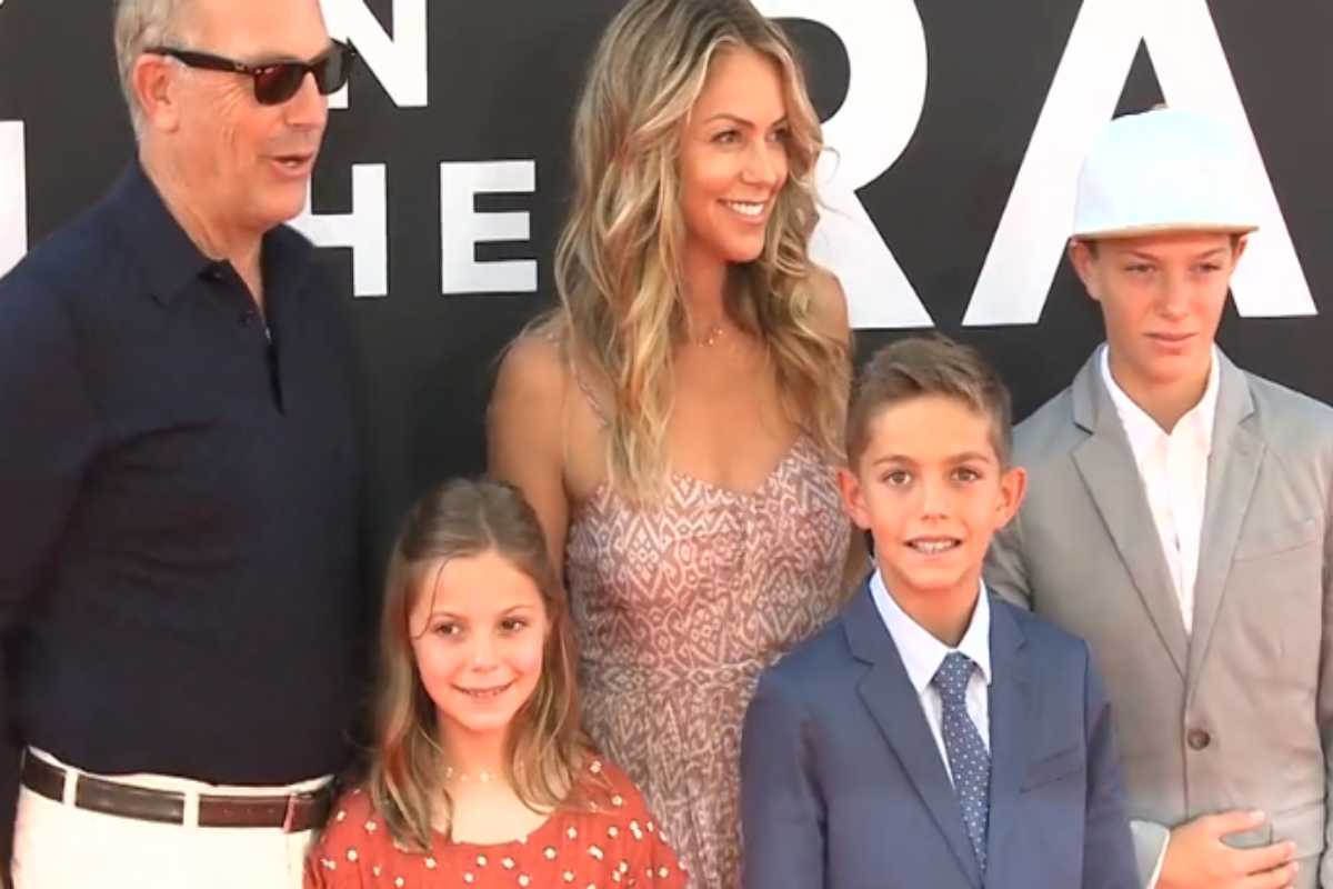 Kevin Costner com a ex e os filhos
