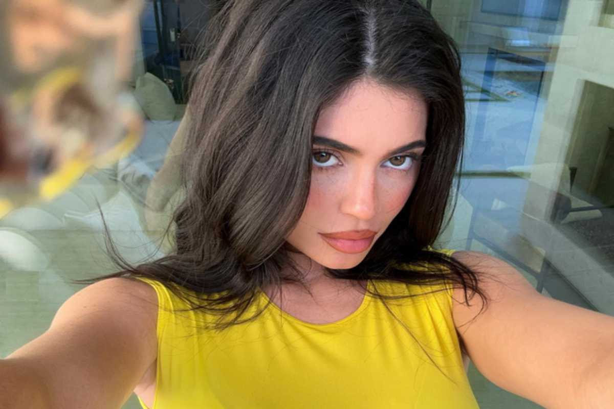 Kylie Jenner de blusa amarela