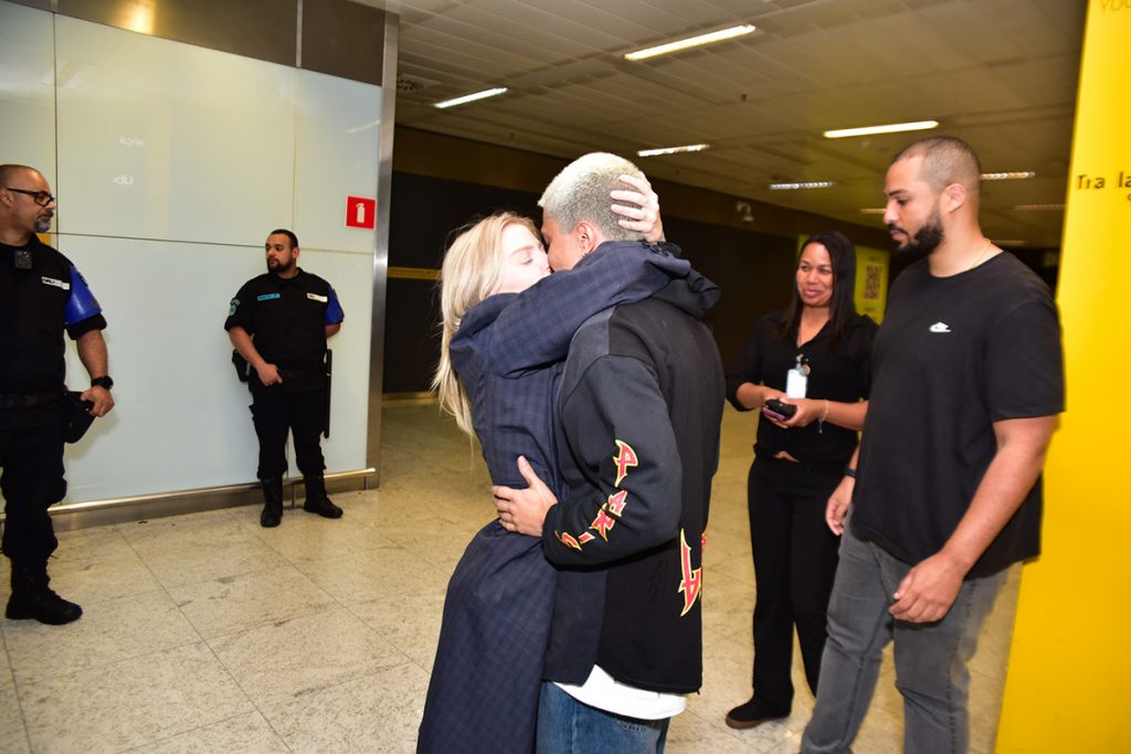 A cantora trocou muitos beijos com o amado ao desembarcar no Brasil