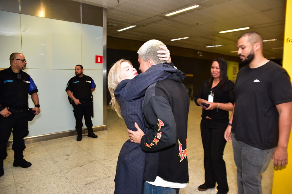 O casal não pareceu se importar com a presença dos fotógrafos