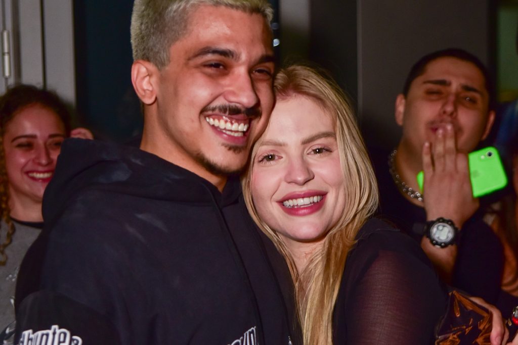 Luísa Sonza posou sorridente ao lado do namorado Chico Veiga