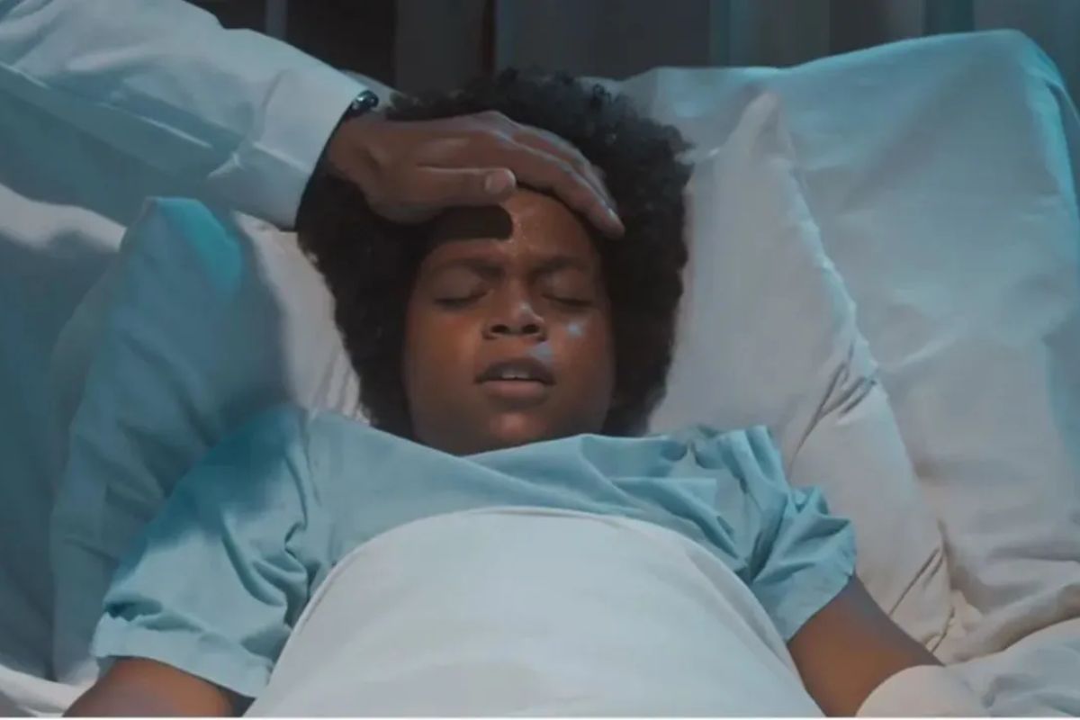 MArcelino (Levi Asaf) na cama do hospital em Amor Perfeito