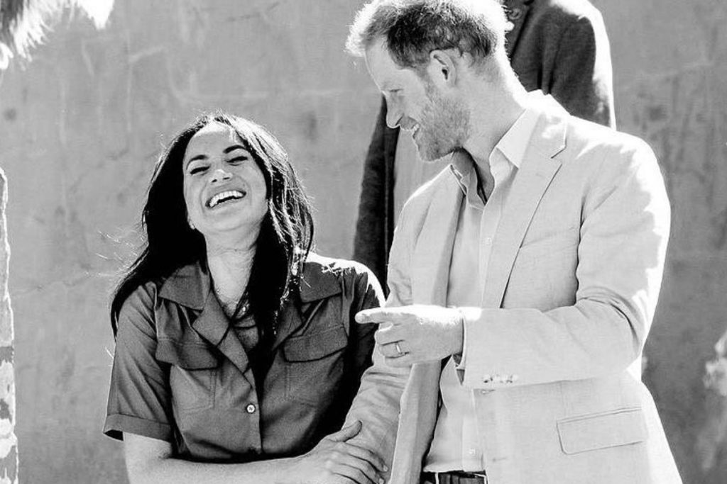 meghan markle e príncipe harry em retrato preto e branco