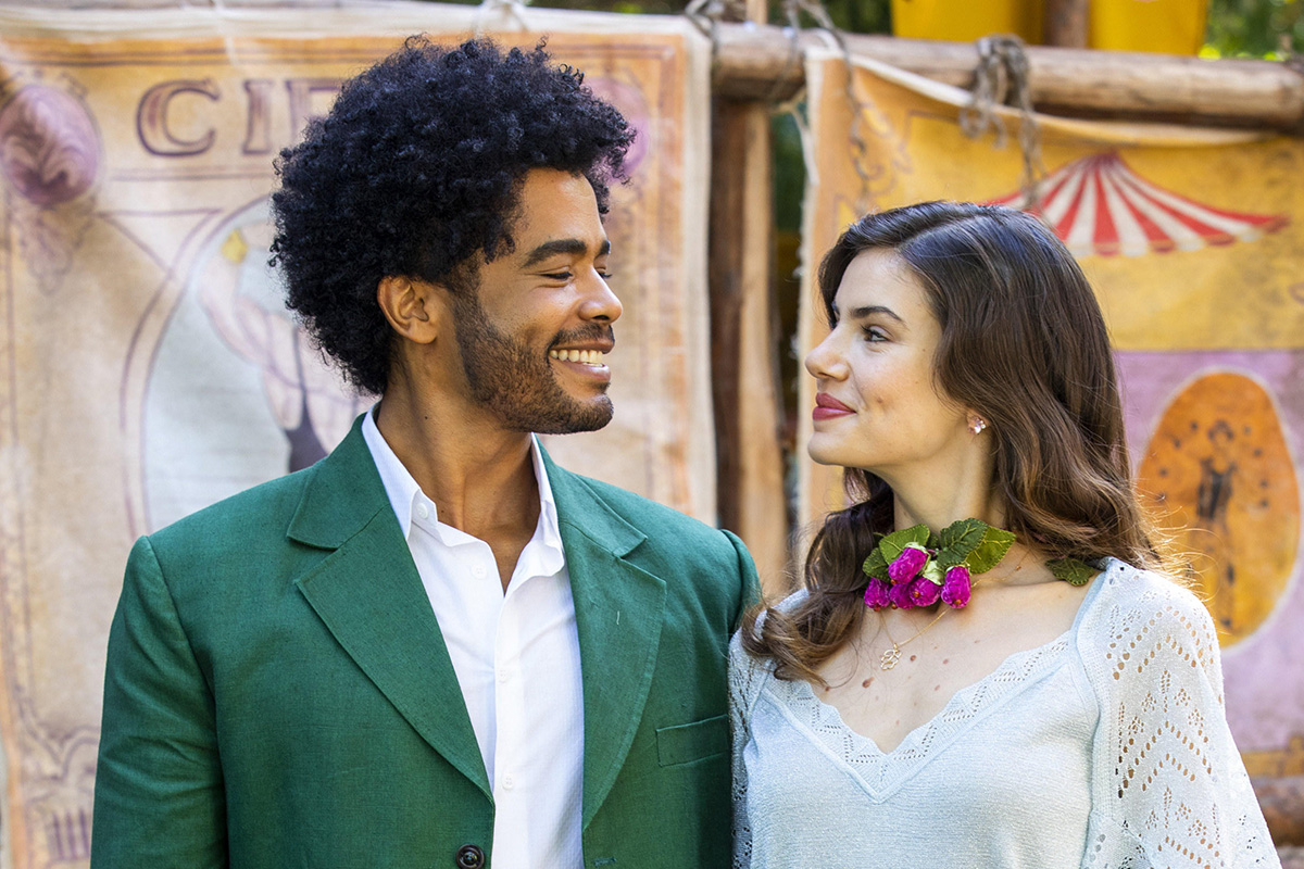 Orlando (Diogo Almeida) e Marê (Camila Queiroz) em Amor Perfeito