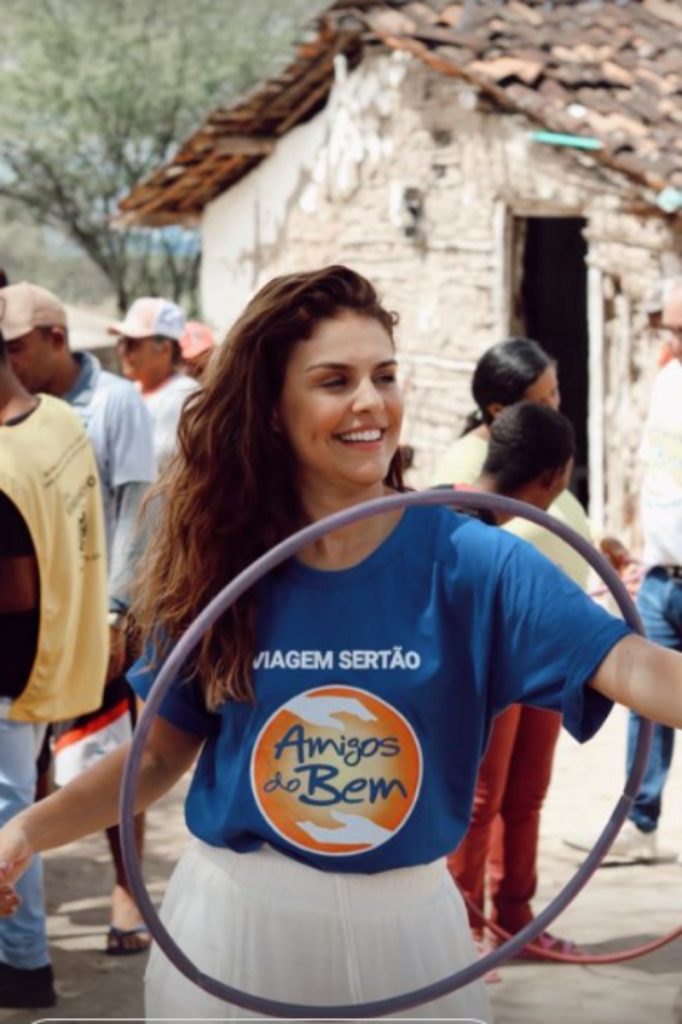 Paloma Bernardi rodando bambolê 