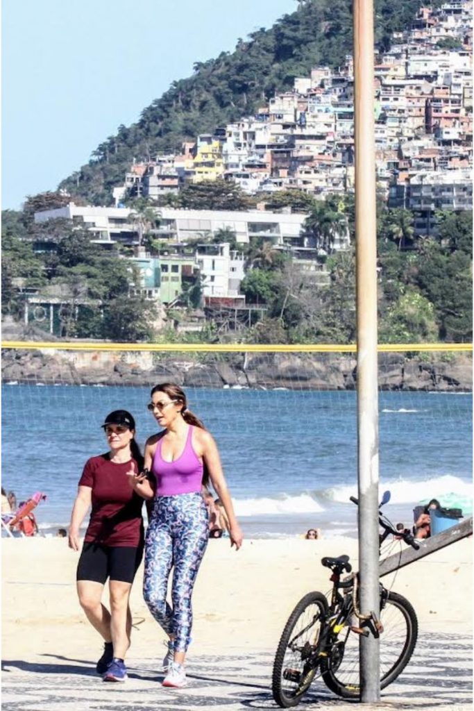 Patrícia Poeta caminha pela orla do Rio de Janeiro