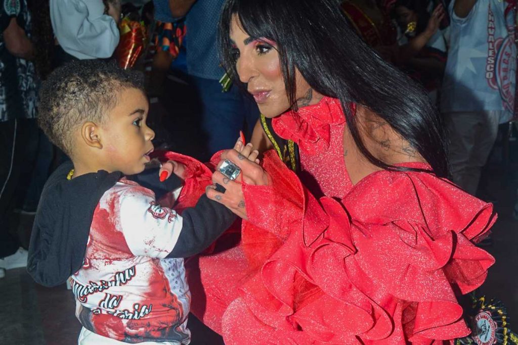 Pepita com filho sendo coroada Madrinha de Bateria da Unidos de São Lucas