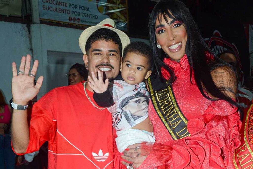 Pepita com marido e filho sendo coroada Madrinha de Bateria da Unidos de São Lucas