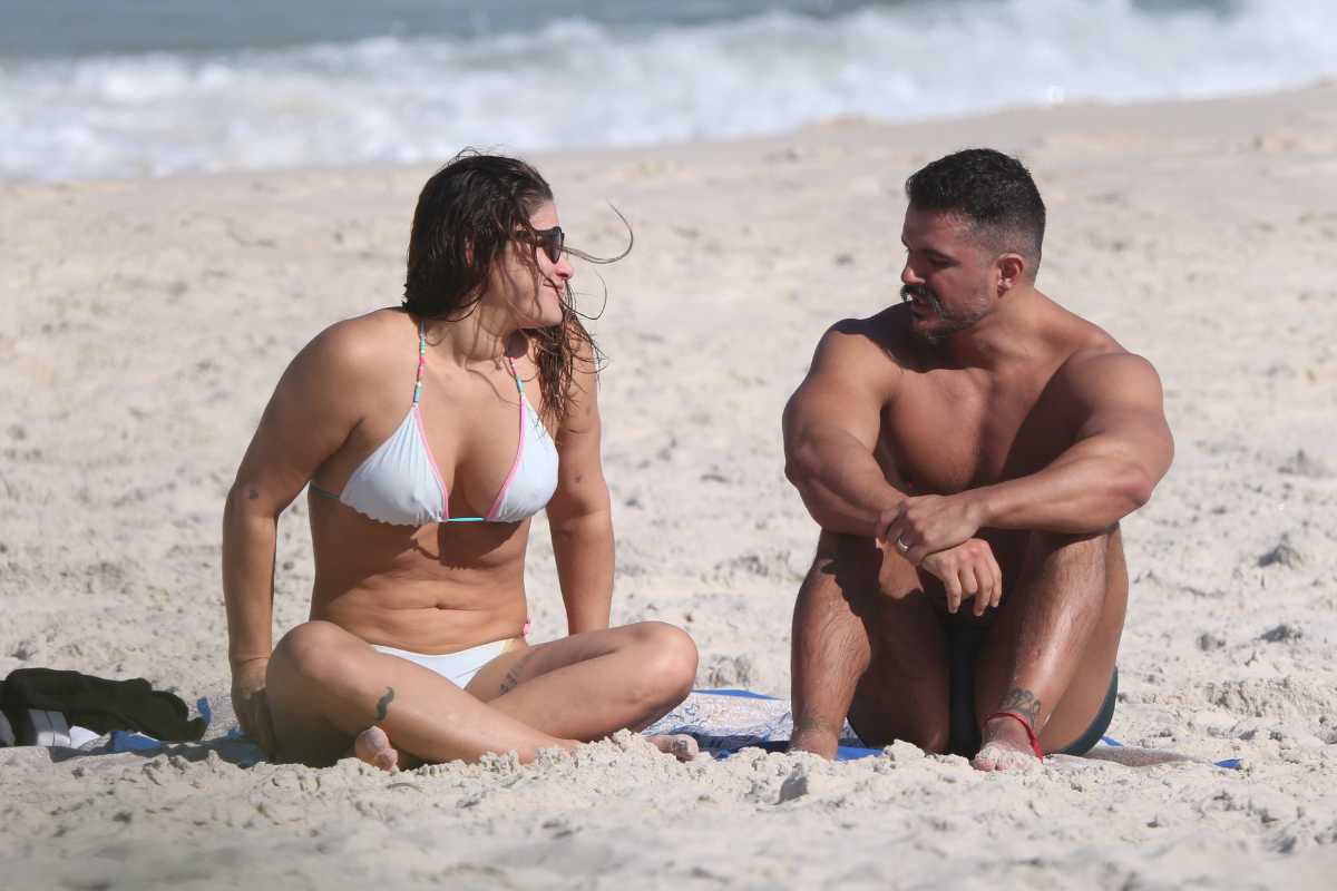 Priscila Fantin e Bruno Lopes na praia da Barra da Tijuca