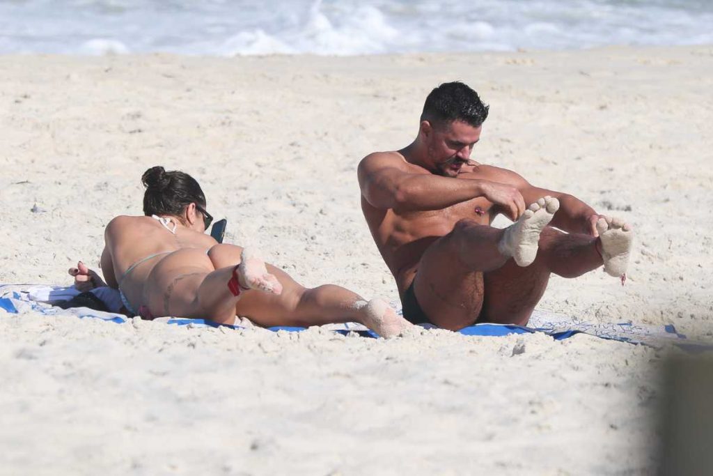 Priscila Fantin e Bruno Lopes na praia da Barra da Tijuca