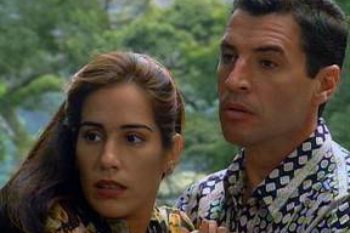 Raquel (Gloria Pires) e Vanderlei (Paulo Betti) flagrados juntos em Mulheres de Areia