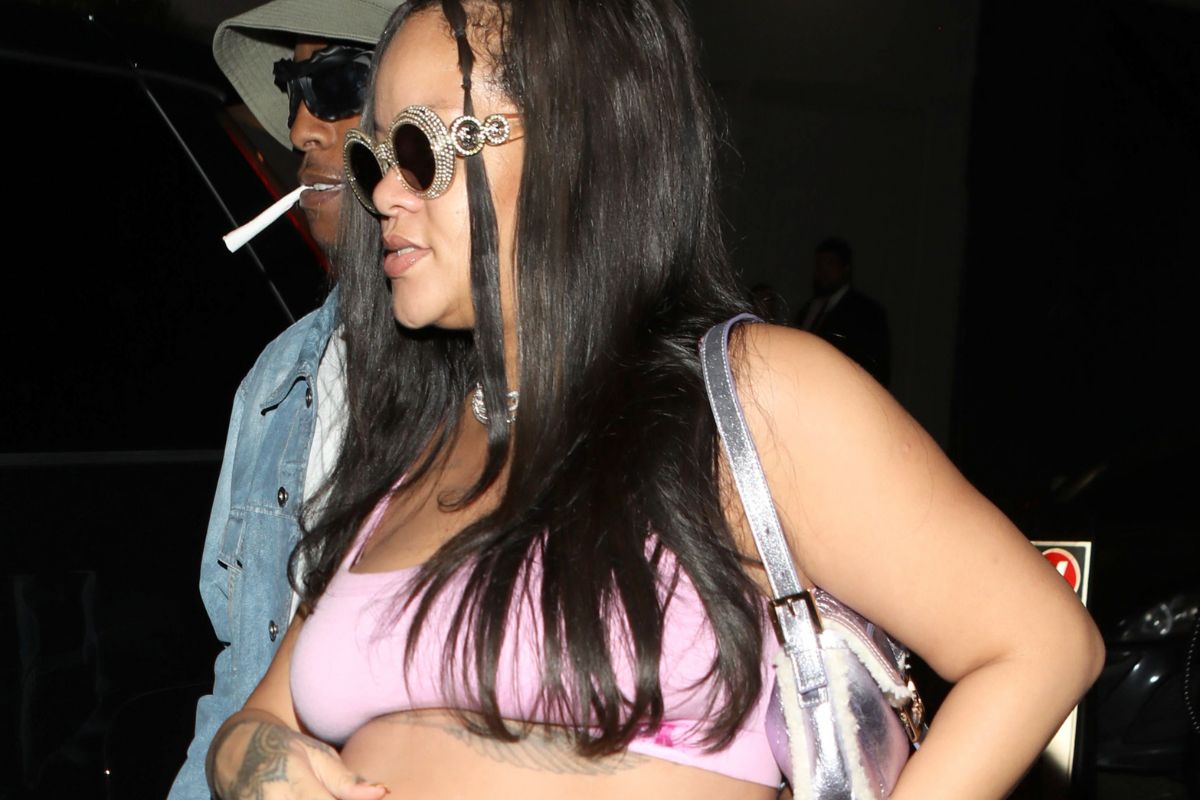 Rihanna com A$AP Rock de barriga de fora