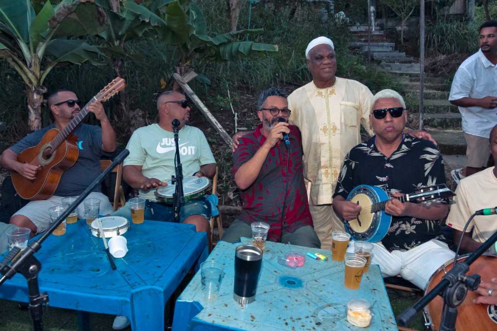 Roda de samba em feijoada na casa do Professor Ivanir