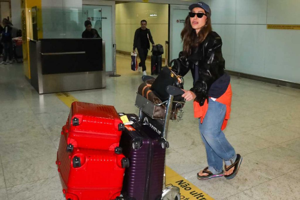 Sabrina Sato desembarcando de chinelo de dedo em aeroporto