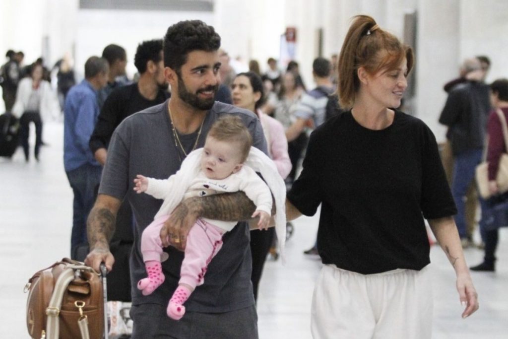 Pedro Scooby, Cintia Dicker e Aurora no aeroporto