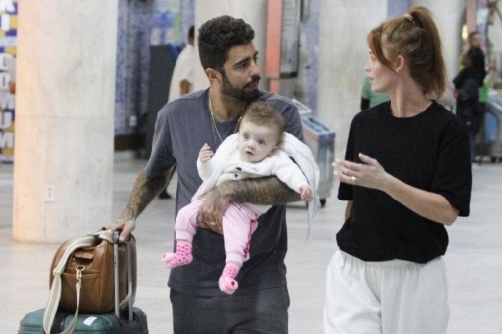 Pedro Scooby, Cintia Dicker e Aurora no aeroporto