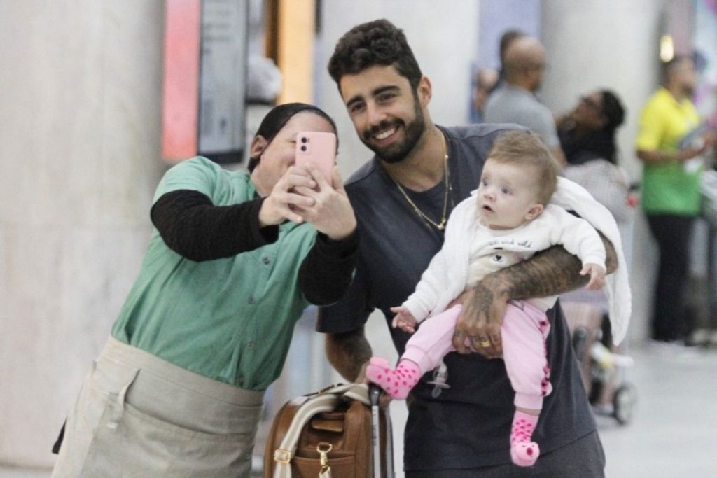 Pedro Scooby, Aurora e fã no aeroporto