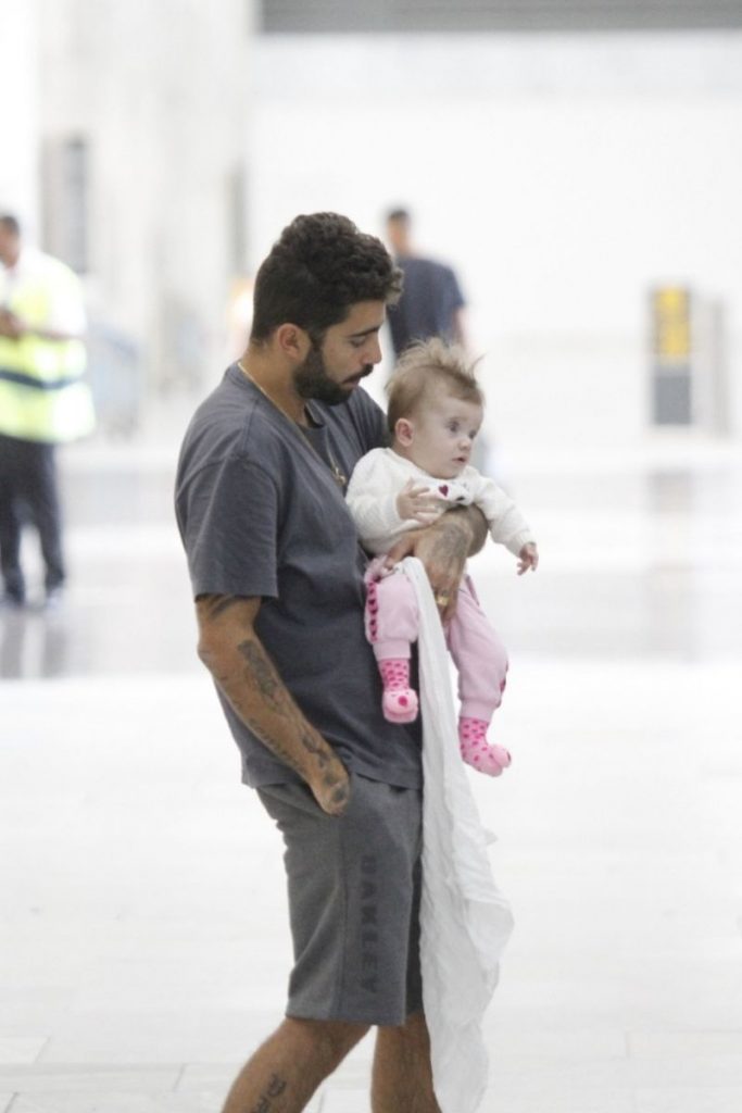 Pedro Scooby e Aurora no aeroporto