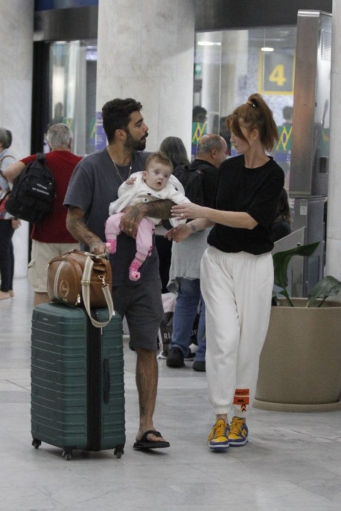 Pedro Scooby, Cintia Dicker e Aurora no aeroporto