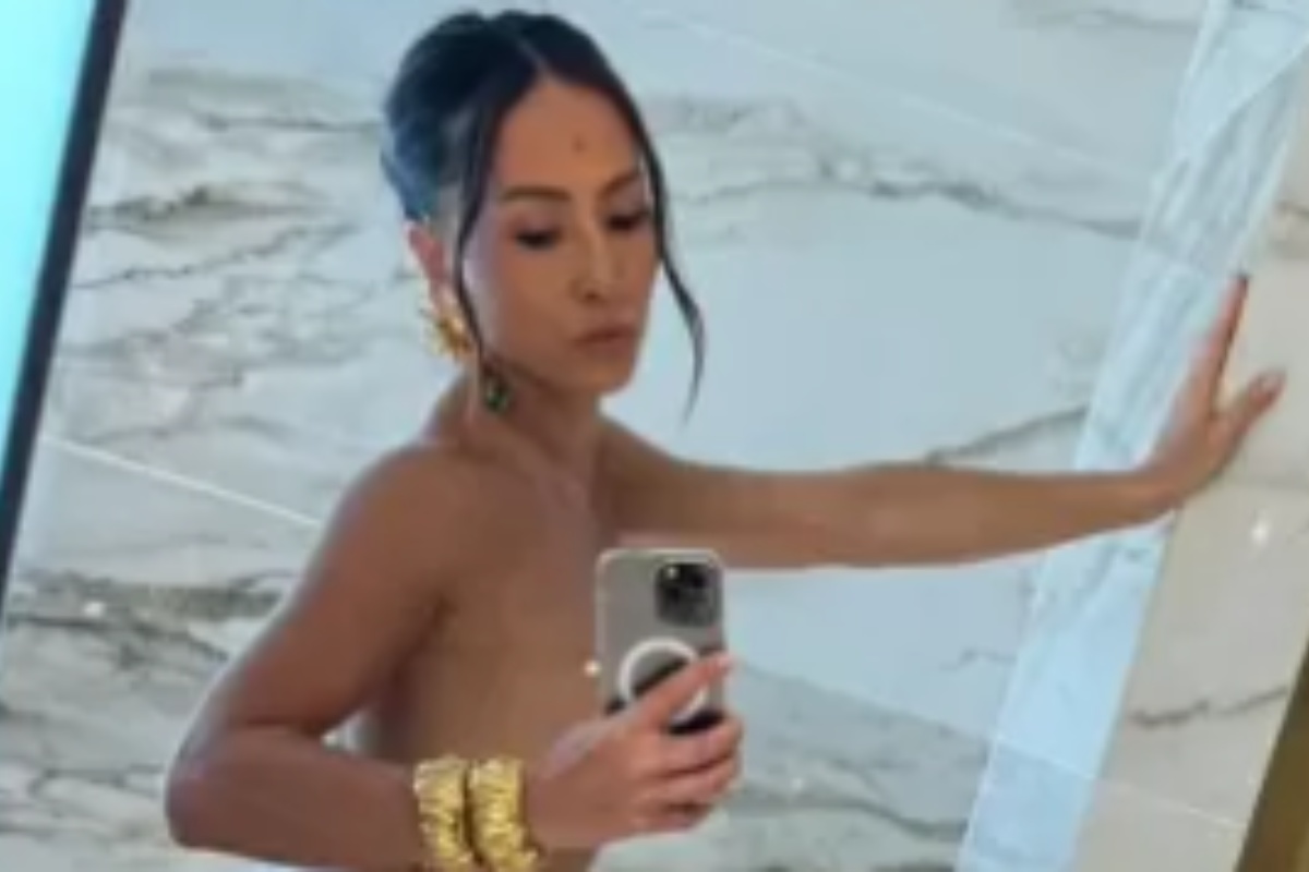 selfie de sabrina sato posando de topless em hotel italiano