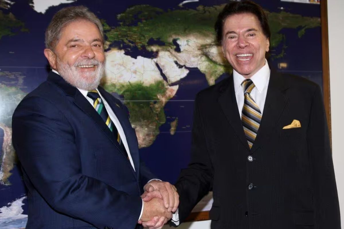O Presidente Lula e Silvio Santos apertam as mãos