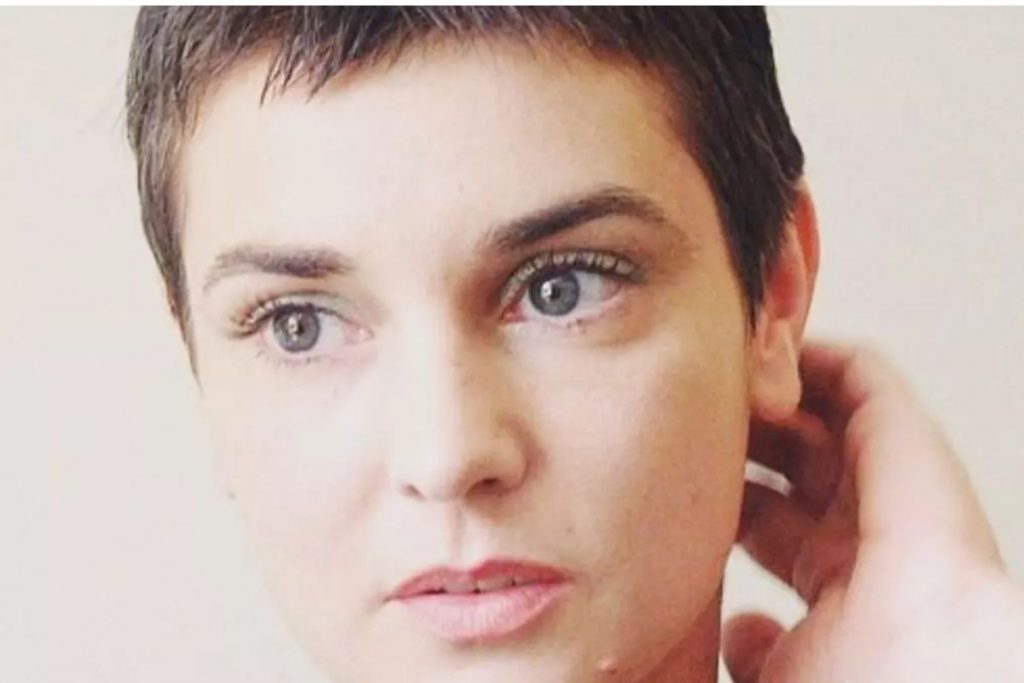 Sinéad O'Connor com a mão atrás da orelha