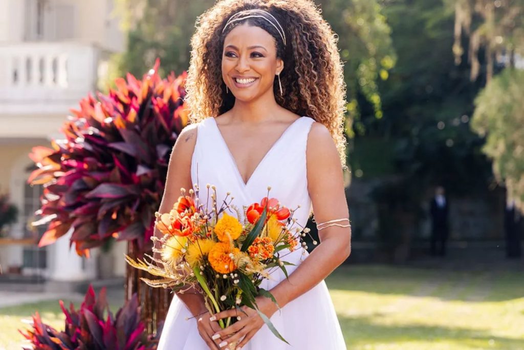 Sorridente, Sol (Sheron Menezzes)se prepara para subir ao altar