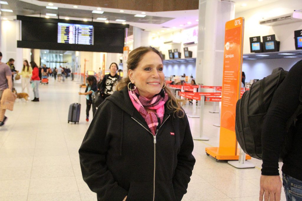 Susana Vieira esbanjou sorrisos em aeroporto