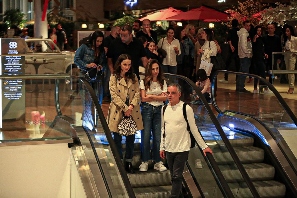 Tata Werneck, Débora Falabella e Ângelo Antônio curtiram passeio no shopping