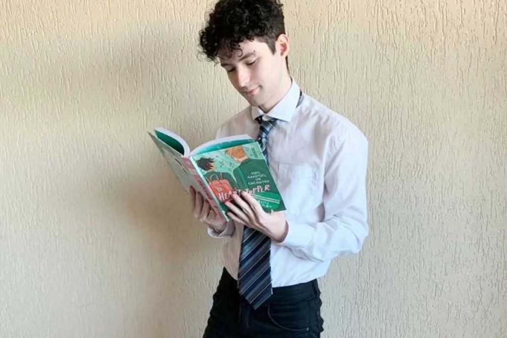 Vitor Paulo Noqueli fazendo cosplay de Charlie, de Heartstopper