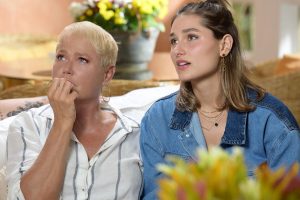 Xuxa e Sasha assistindo cenas inéditas do momento em que a filha da eterna Rainha dos Baixinhos veio ao mundo