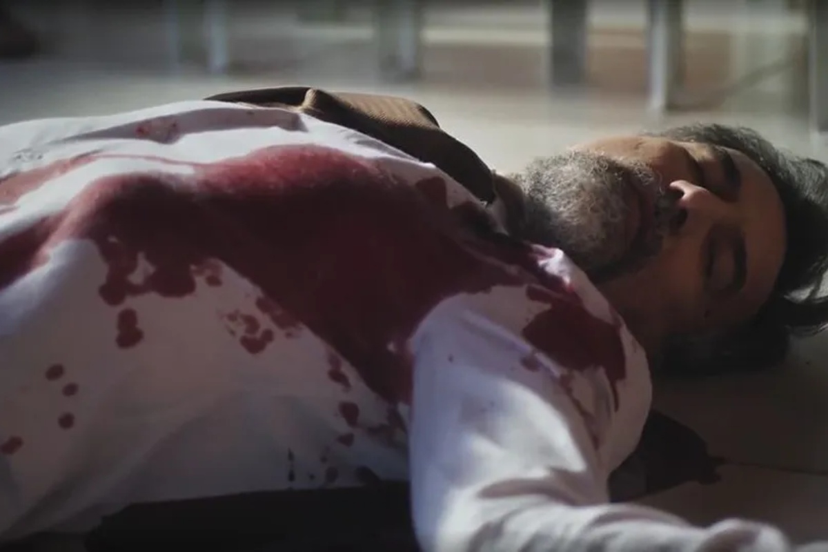 Ademir (Charles Fricks) sangrando após tiro em "Terra e Paixão"