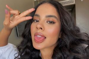 Bella Campos sensualiza de biquíni e exibe bumbum GG