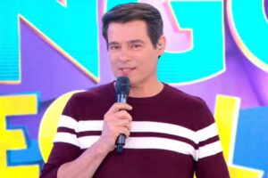 Celso Portiolli no comando do Domingo Legal