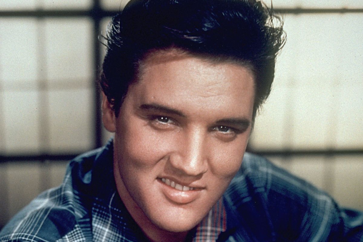 Elvis Presley sorridente em foto