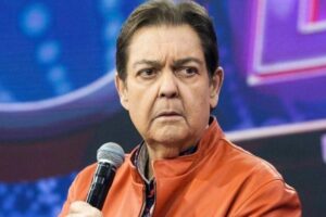 Fausto Silva, o Faustão, com olhar sério, no palco de programa de TV