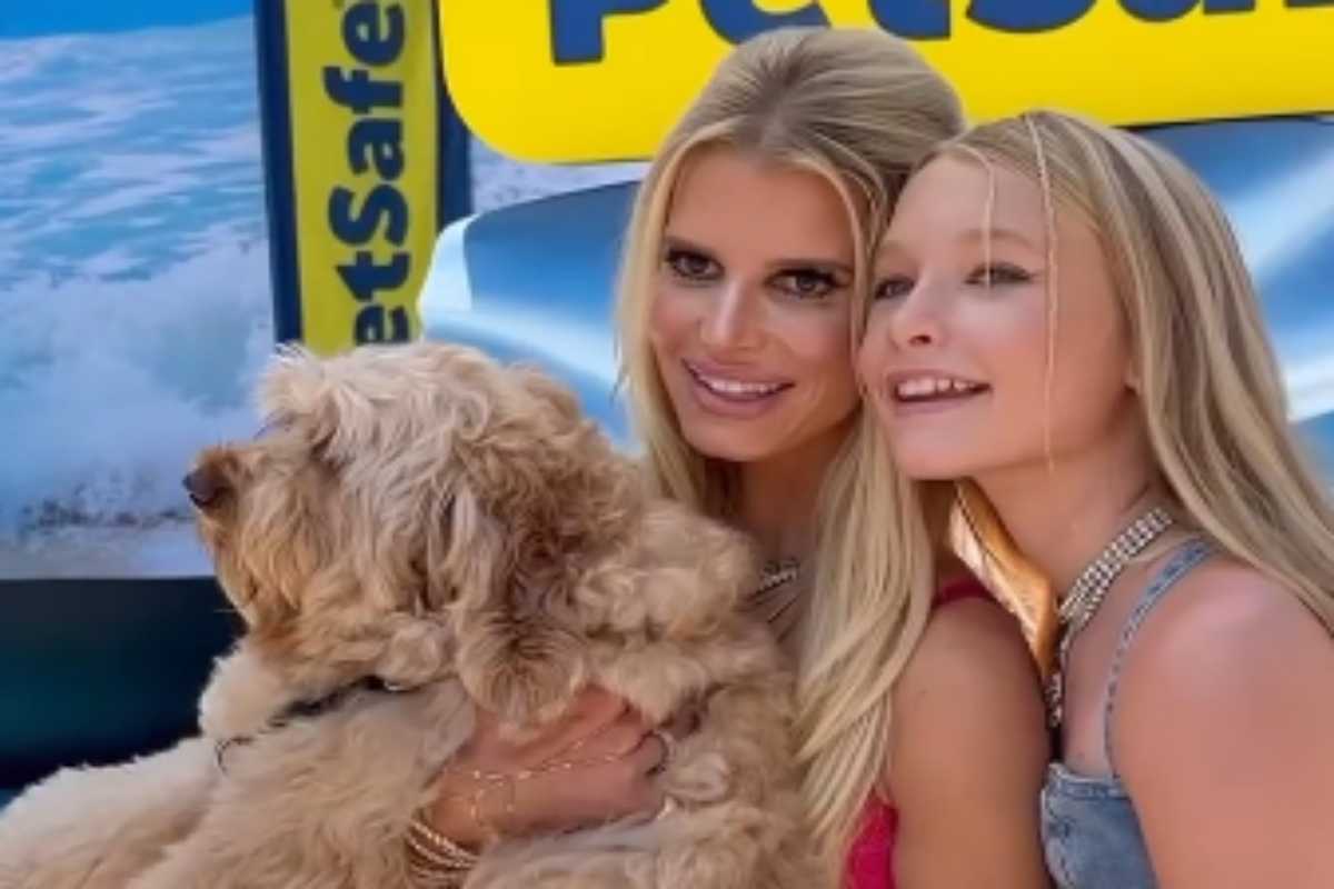 Jessica Simpson com a filha Maxwell e a cachorra Penny