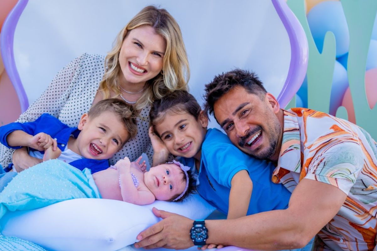 Julio Rocha com a esposa e os filhos, sorrindo