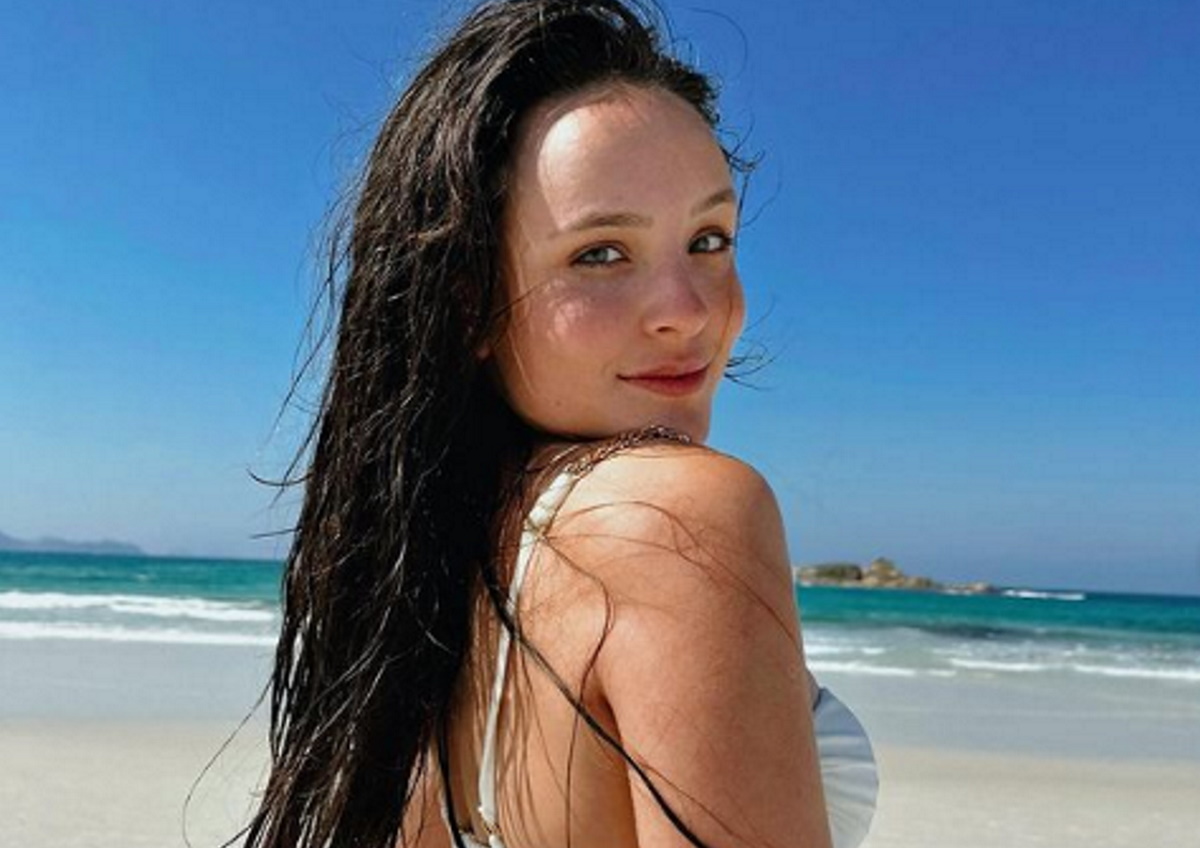 Larissa Manoela na praia